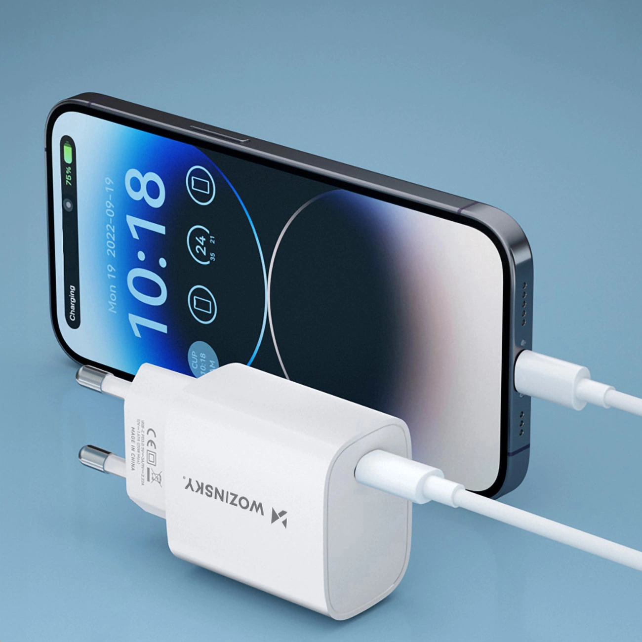 iPhone, priključen na stenski polnilnik Wozinsky WGWCCW s priključkom USB-C z močjo do 20 W prek kabla